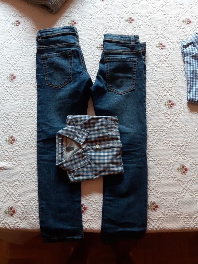 Conjunto de 2 pantalones y una camisa de cuadros .