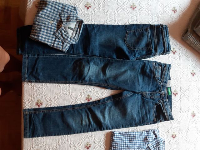 Conjunto de 2 pantalones y una camisa de cuadros .