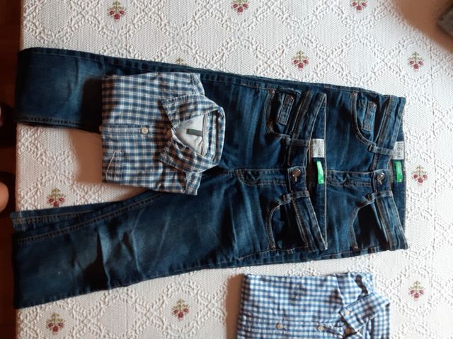 Conjunto de 2 pantalones y una camisa de cuadros .