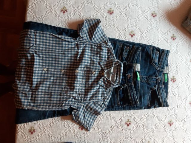 Conjunto de 2 pantalones y una camisa de cuadros .