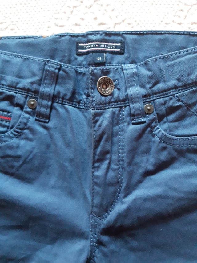 pantalón azul y camisa cuadros