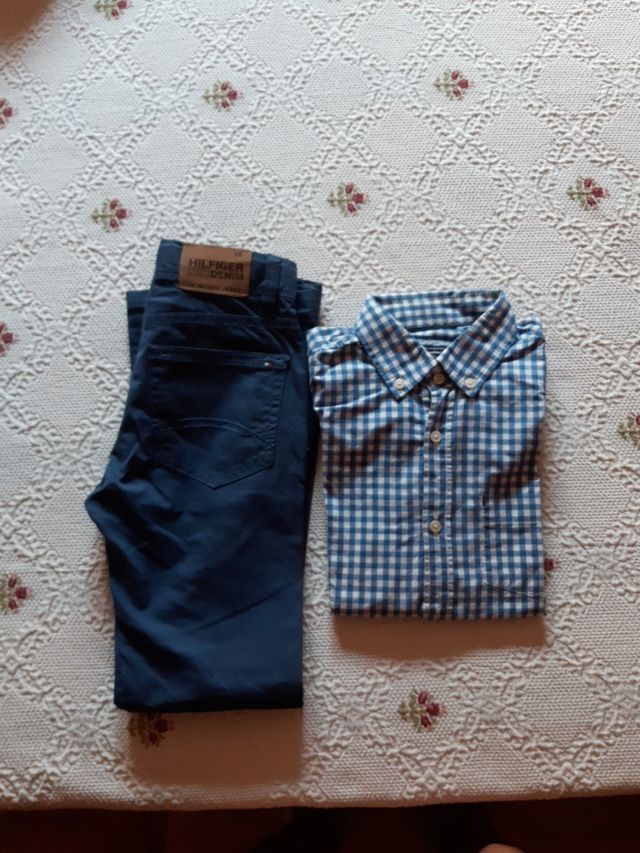 pantalón azul y camisa cuadros