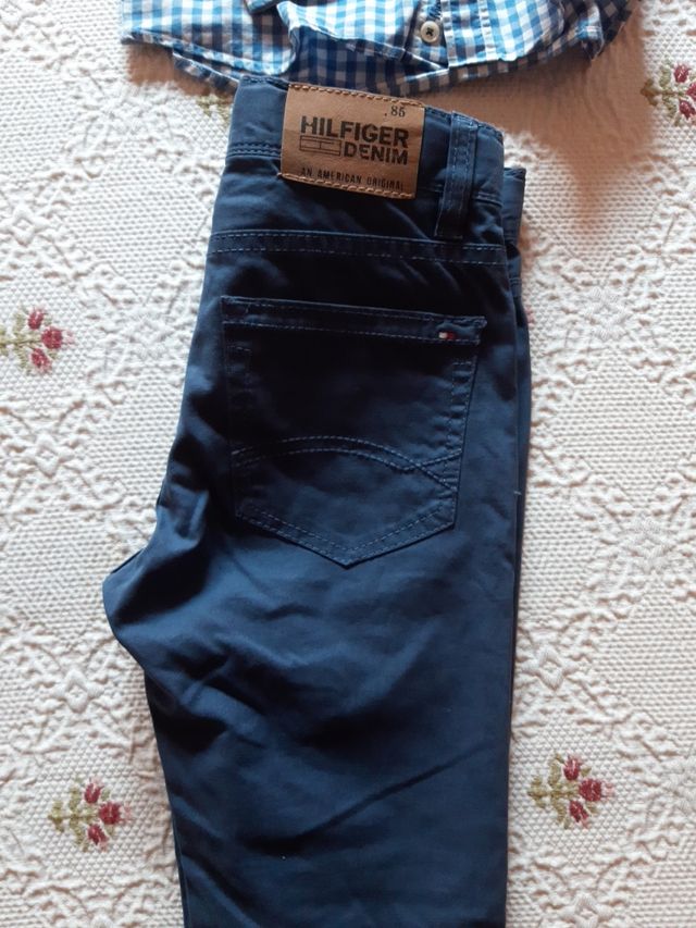 pantalón azul y camisa cuadros