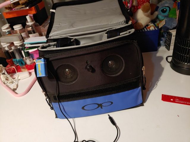 Bolsa nevera con altavoces incorporados