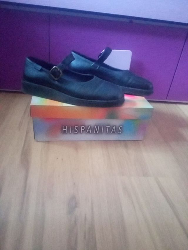 Zapatos mujer negros semiabiertos.