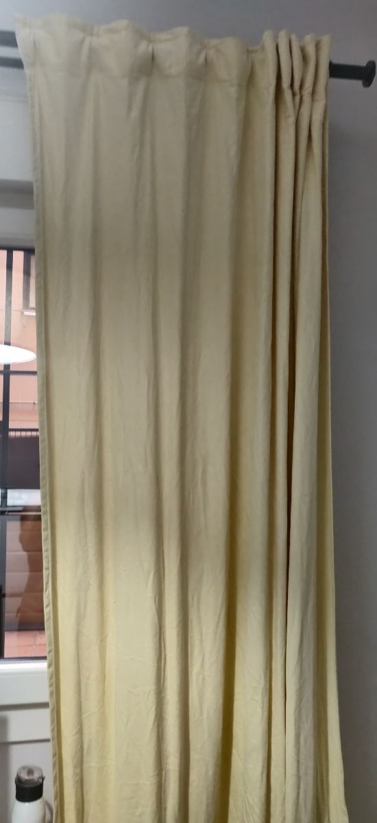 Cortina de Ikea en color amarillo.