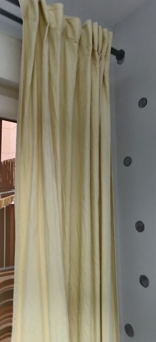 Cortina de Ikea en color amarillo.