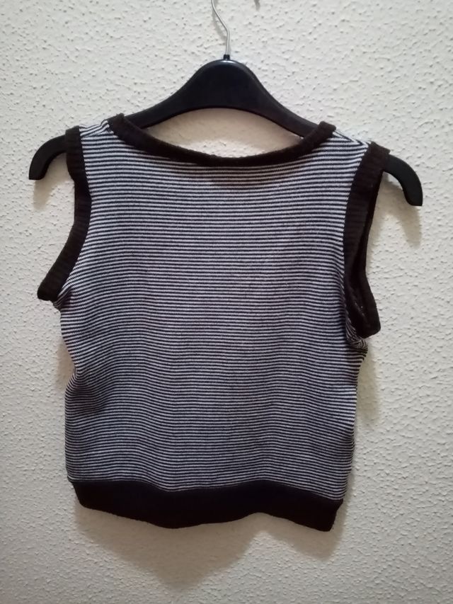 Un chaleco marrón a rayas blancas de la talla 40.