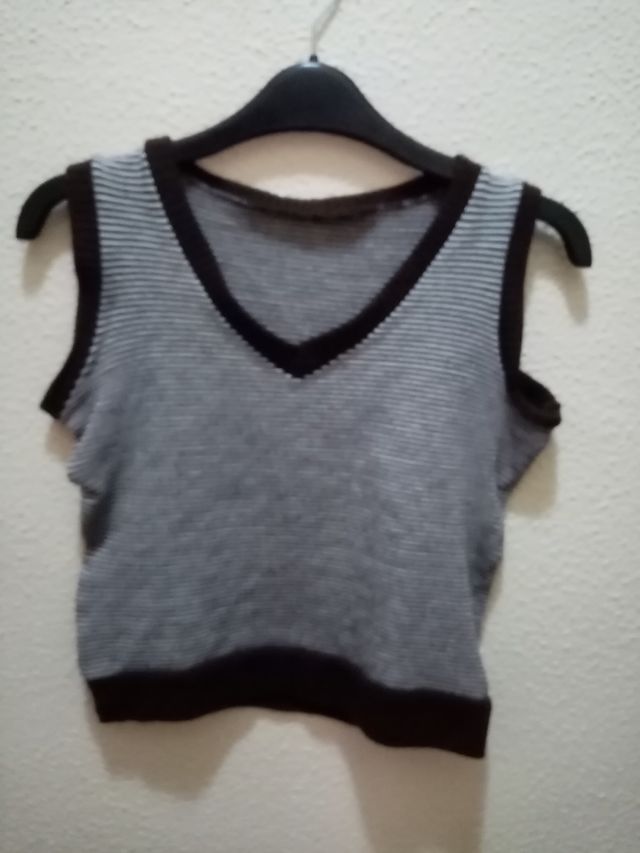 Un chaleco marrón a rayas blancas de la talla 40.