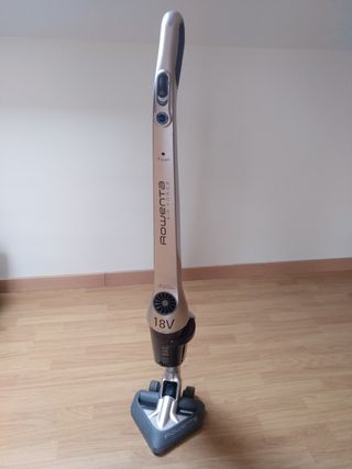 Aspirador escoba Rowenta Air force extreme 18V de segunda mano por 50 EUR  en Ciudad Real en WALLAPOP