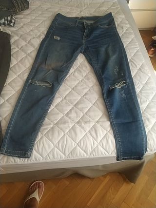 Pantalón vaquero push Up de Stradivarius talla 40 de segunda mano por 3 EUR  en Guadalajara en WALLAPOP