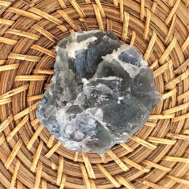 MINERAL NATURAL FLUORITA CRISTALES 252g MÁS REGALO