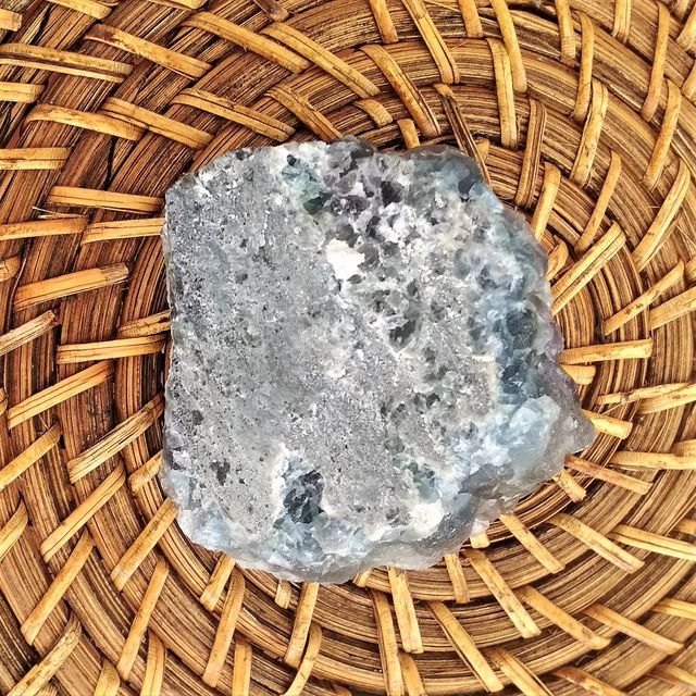 MINERAL NATURAL FLUORITA CRISTALES 252g MÁS REGALO