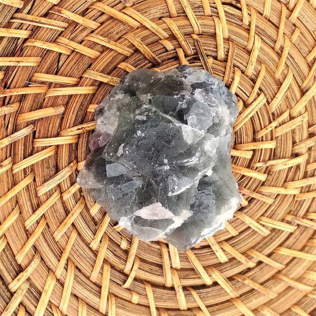 MINERAL NATURAL FLUORITA CRISTALES 252g MÁS REGALO