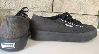 Superga negras doble suela de segunda mano por 15 EUR en Madrid en WALLAPOP