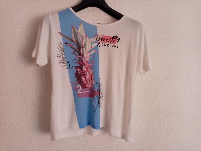 Una camiseta blanca con estampados de Stradivarius