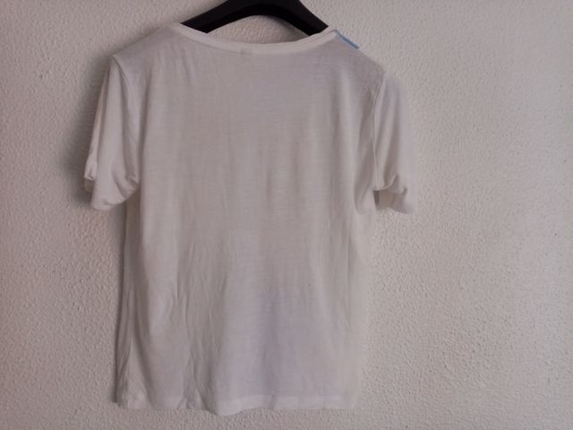 Una camiseta blanca con estampados de Stradivarius