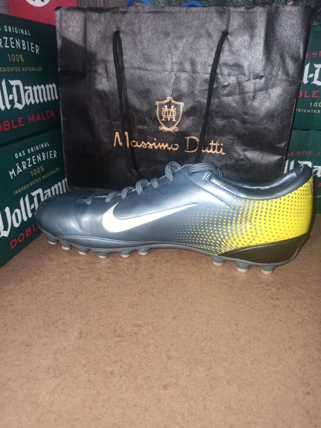 Botas futbol multitaco nike