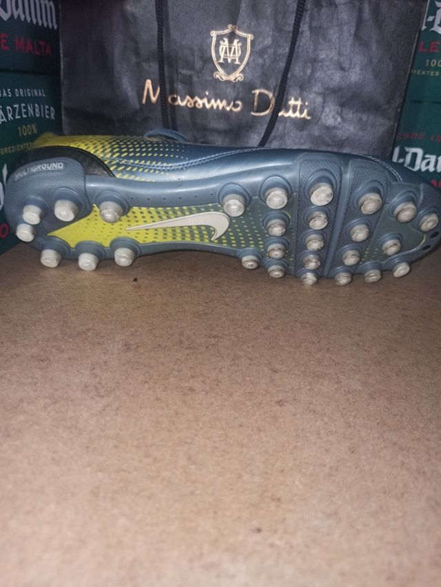 Botas futbol multitaco nike