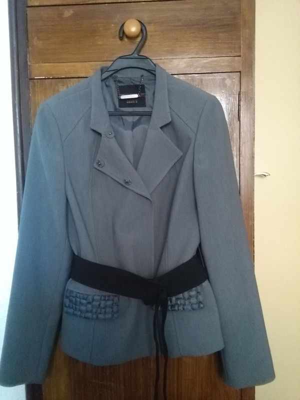 Un chaquetón gris de la tienda October.