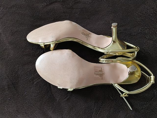 Sandalia dorada tacon bajo Steve Madden