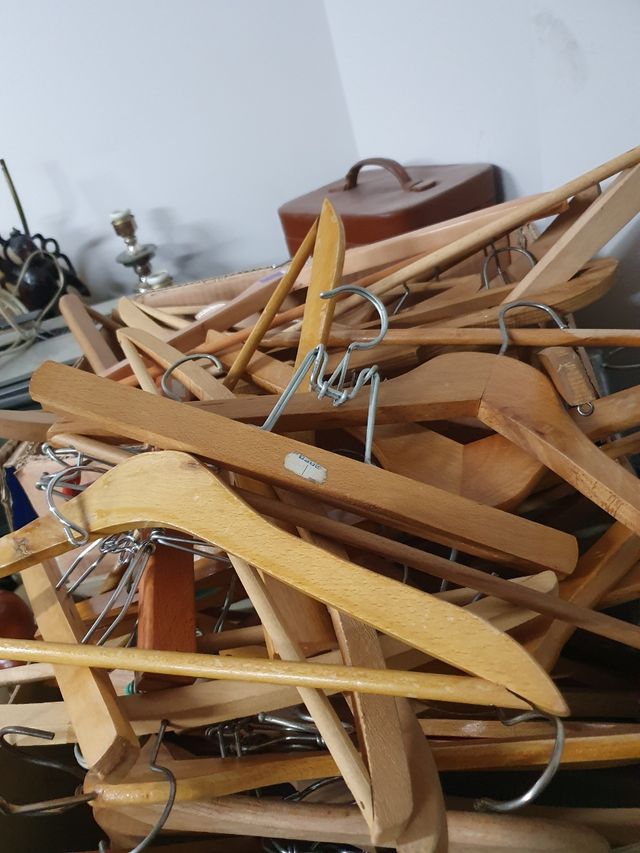 Lote de 60 perchas de madera