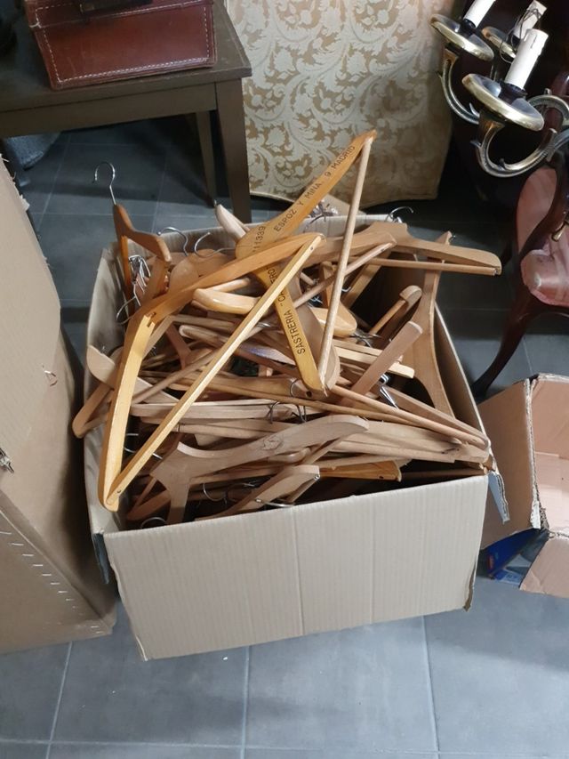 Lote de 60 perchas de madera