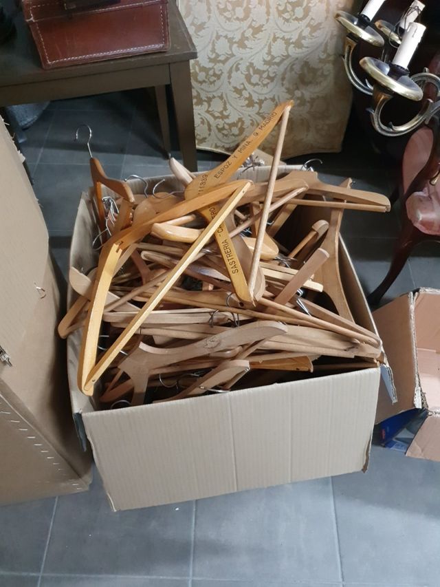 Lote de 60 perchas de madera