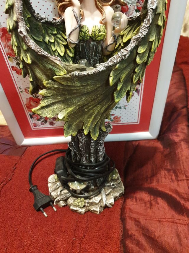 PECIOSA LAMPARA CON LUZ SUAVE DE DECORACION