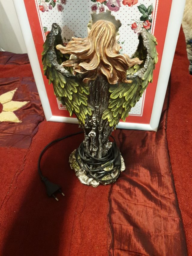 PECIOSA LAMPARA CON LUZ SUAVE DE DECORACION