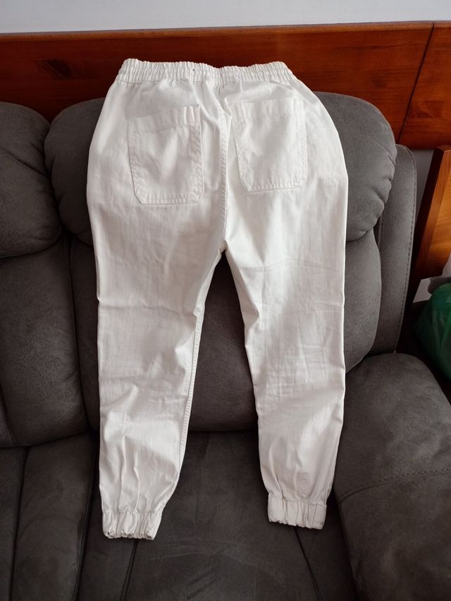 Vaqueros rotos blancos talla XS BERSHKA