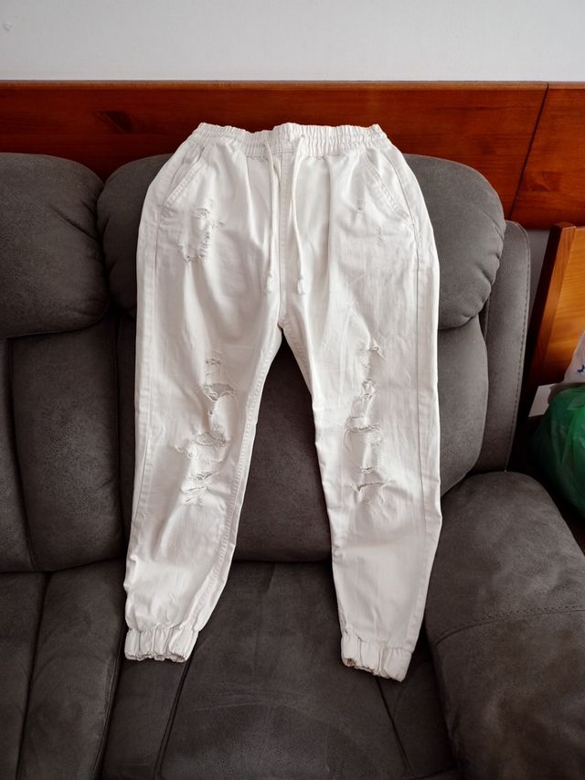 Vaqueros rotos blancos talla XS BERSHKA