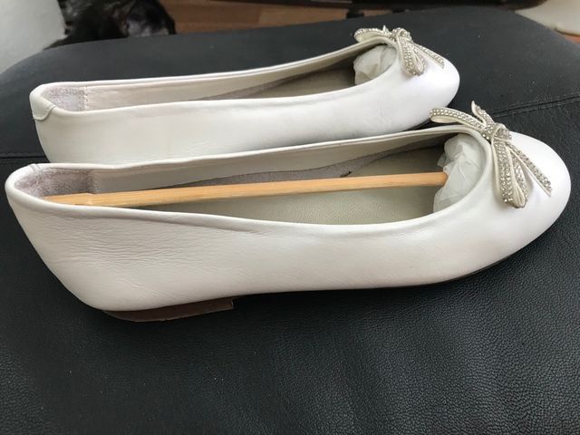 Bailarinas niña ceremonia con lazo brillantes