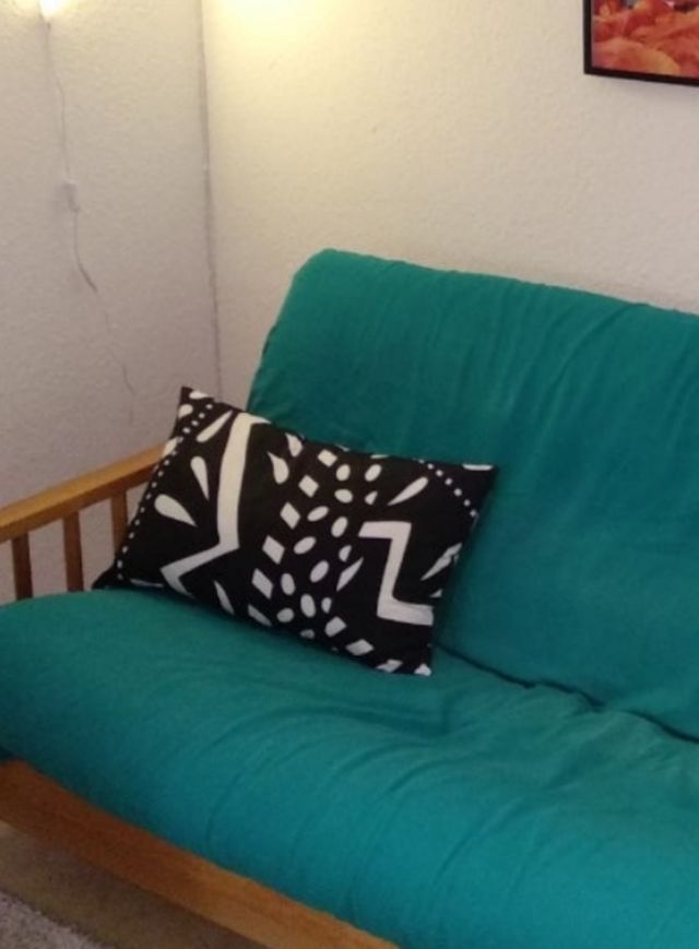 Cojín blanco y negro con su relleno