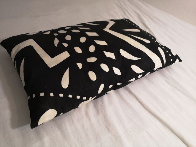Cojín blanco y negro con su relleno