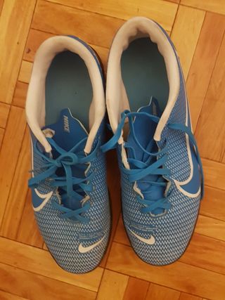 Zapatos de futbol talla 42 de segunda mano por 25 EUR en Madrid en WALLAPOP