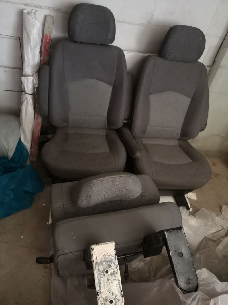 asientos giratorios de Hyundai H-1 2002 - foto 1