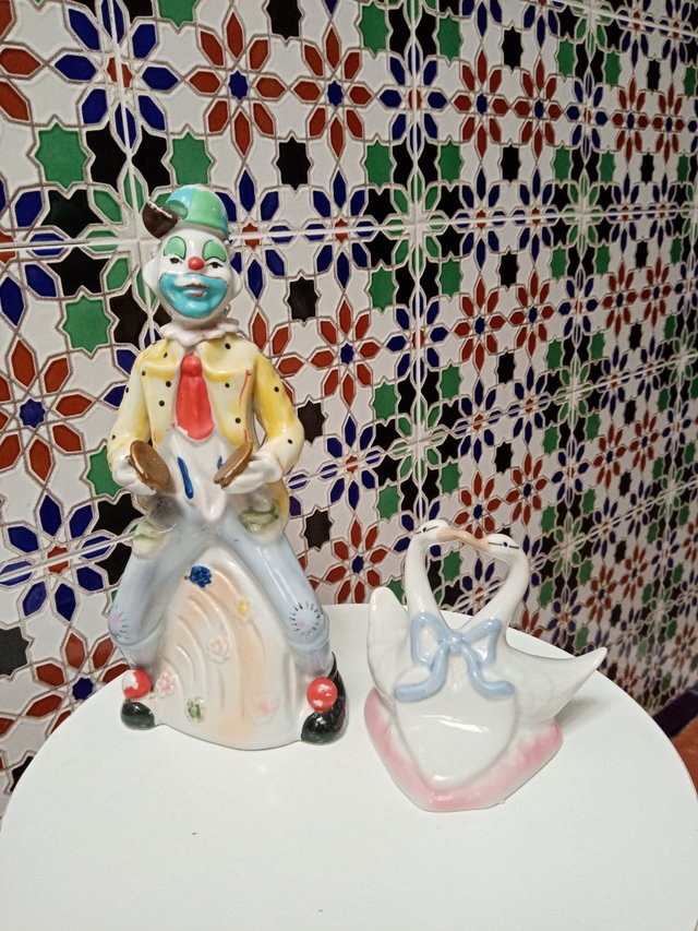 pareja de abuelos y enanitos de jardín