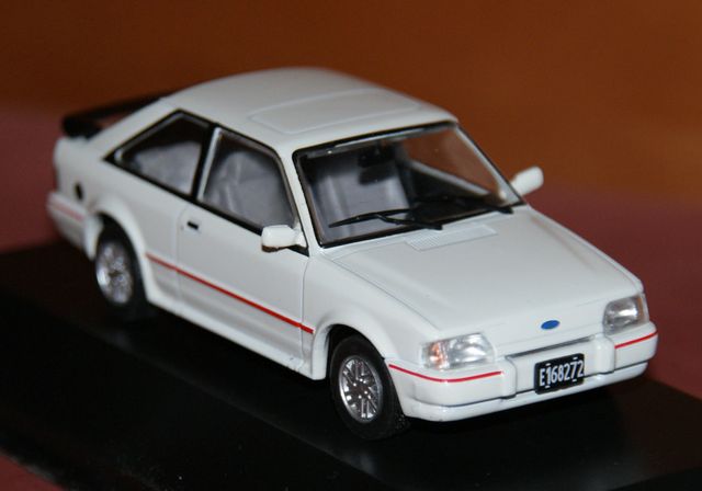 FORD ESCORT 1.8 XR3 1992 ESCALA 1:43 DE SALVAT EN 