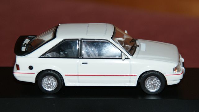 FORD ESCORT 1.8 XR3 1992 ESCALA 1:43 DE SALVAT EN 