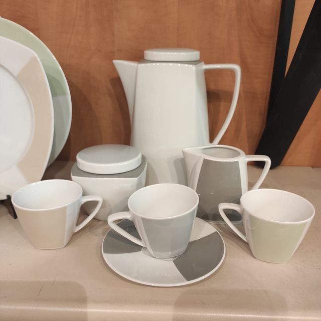 Vajilla completa + j. café. Nueva.