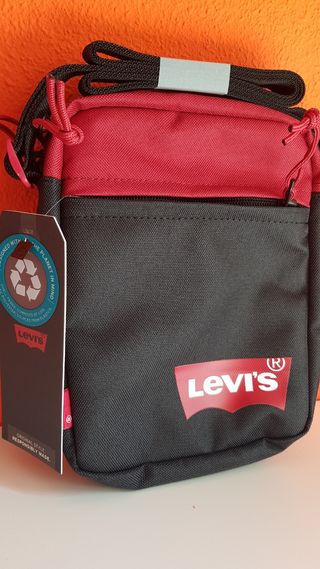 Bandolera Levi\\'s de segunda mano por 19 EUR en Elda en WALLAPOP