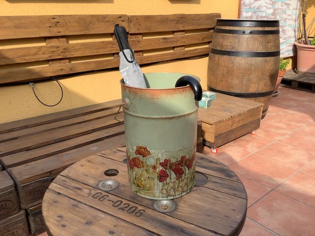 Paragüero decorado con decoupage