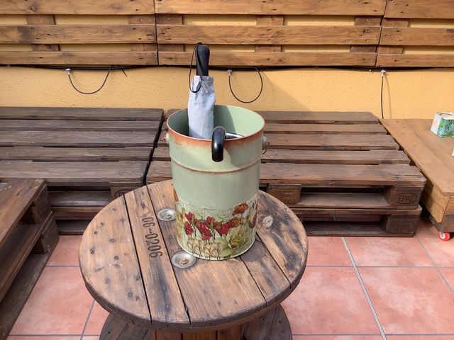 Paragüero decorado con decoupage