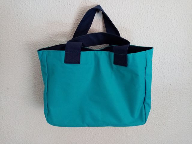 Una bolsa pequeña de color azul claro.