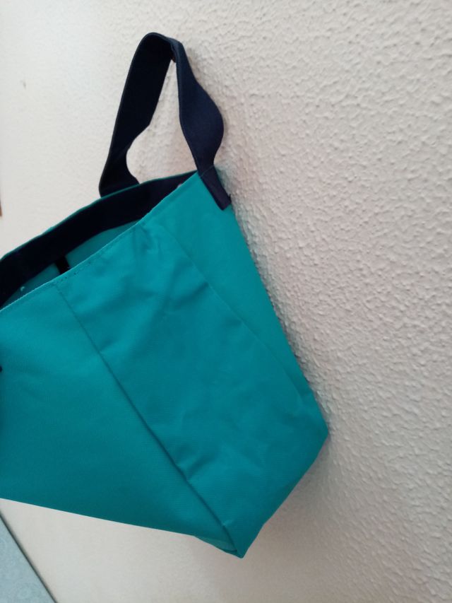 Una bolsa pequeña de color azul claro.