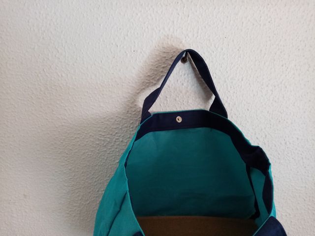 Una bolsa pequeña de color azul claro.