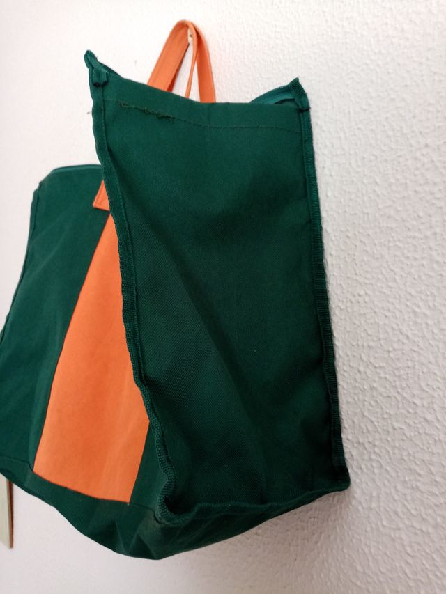 Una bolsa de color verde y naranja.