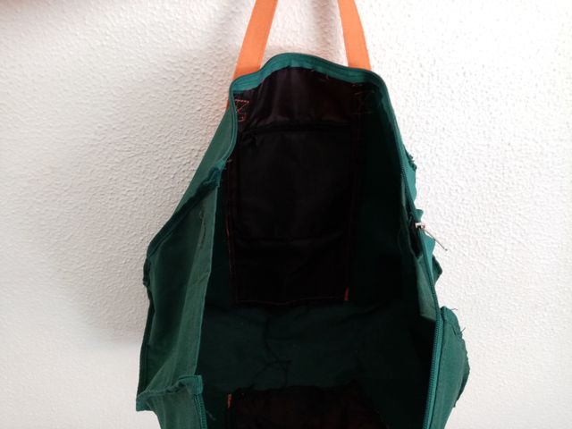 Una bolsa de color verde y naranja.