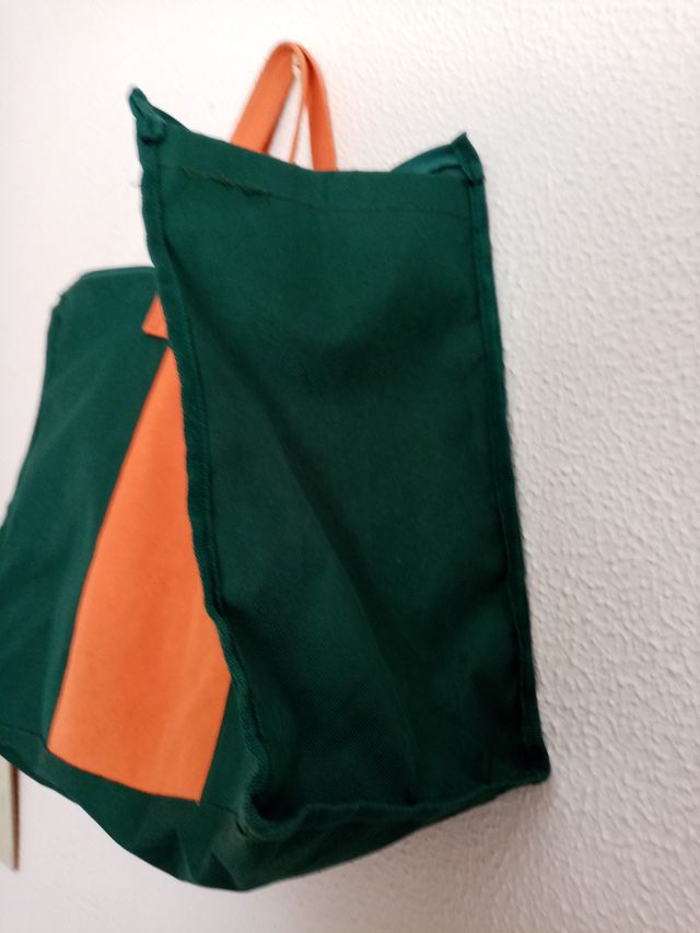 Una bolsa de color verde y naranja.
